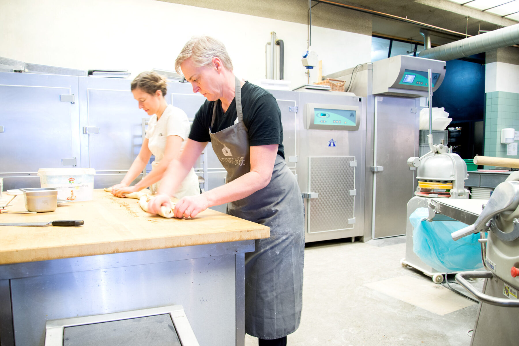 Bakkers kneden deeg met de hand