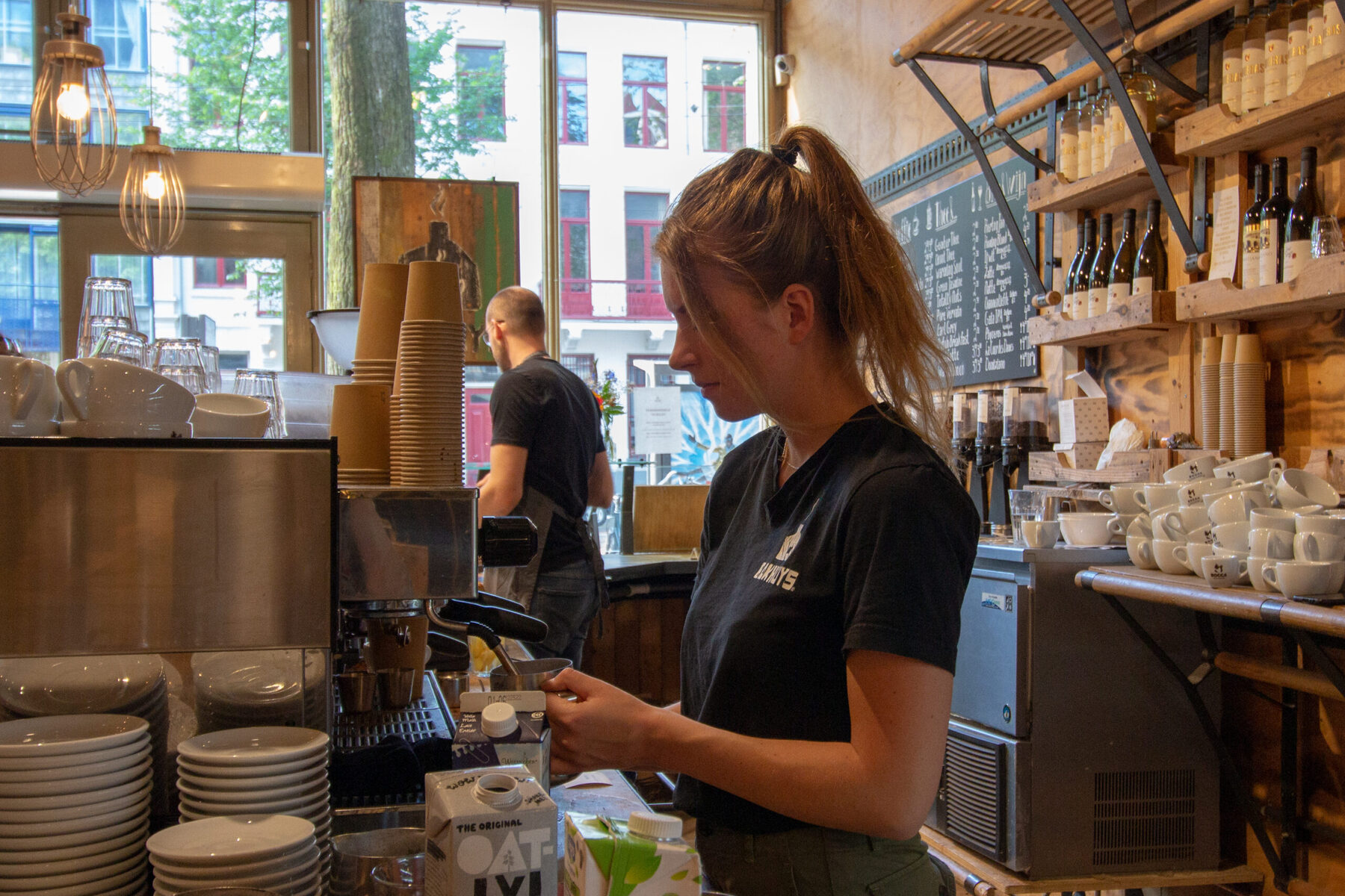Barista aan de espressomachine