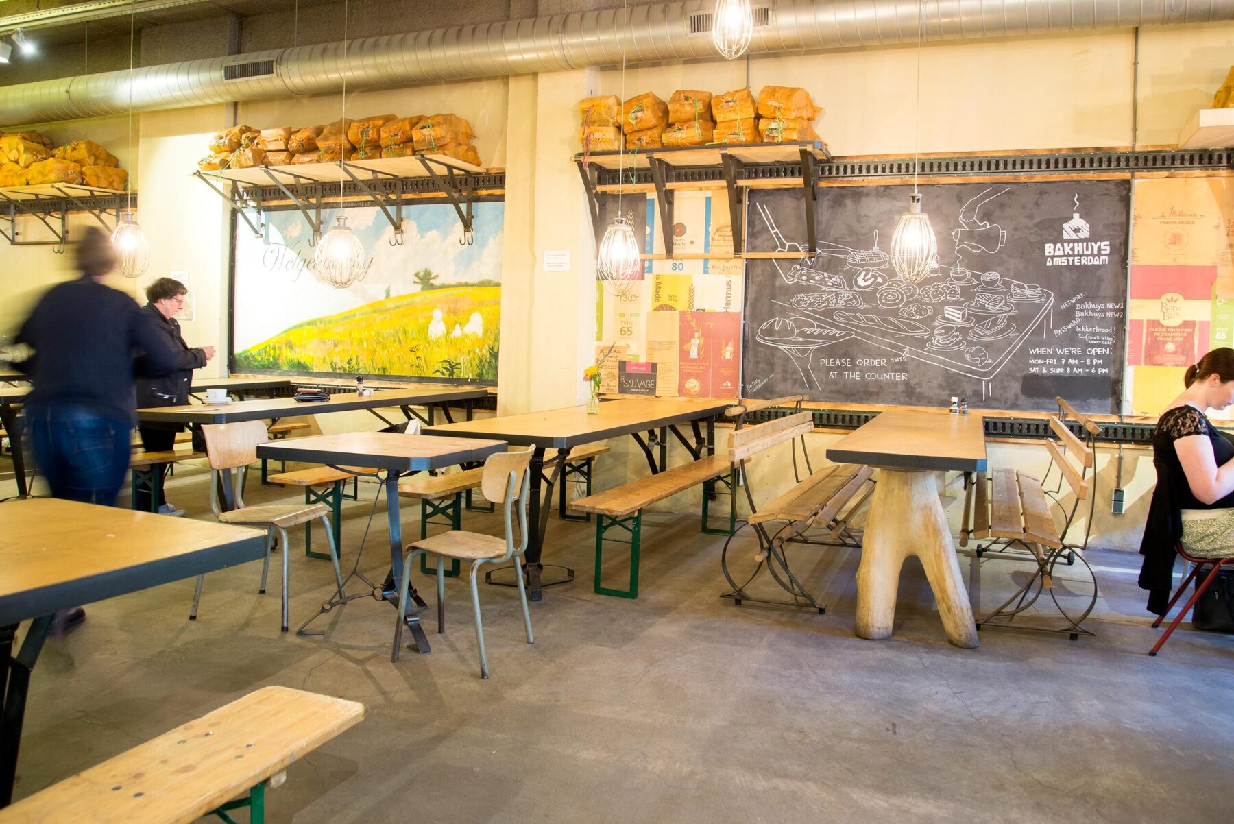 Lange houten tafels in het café