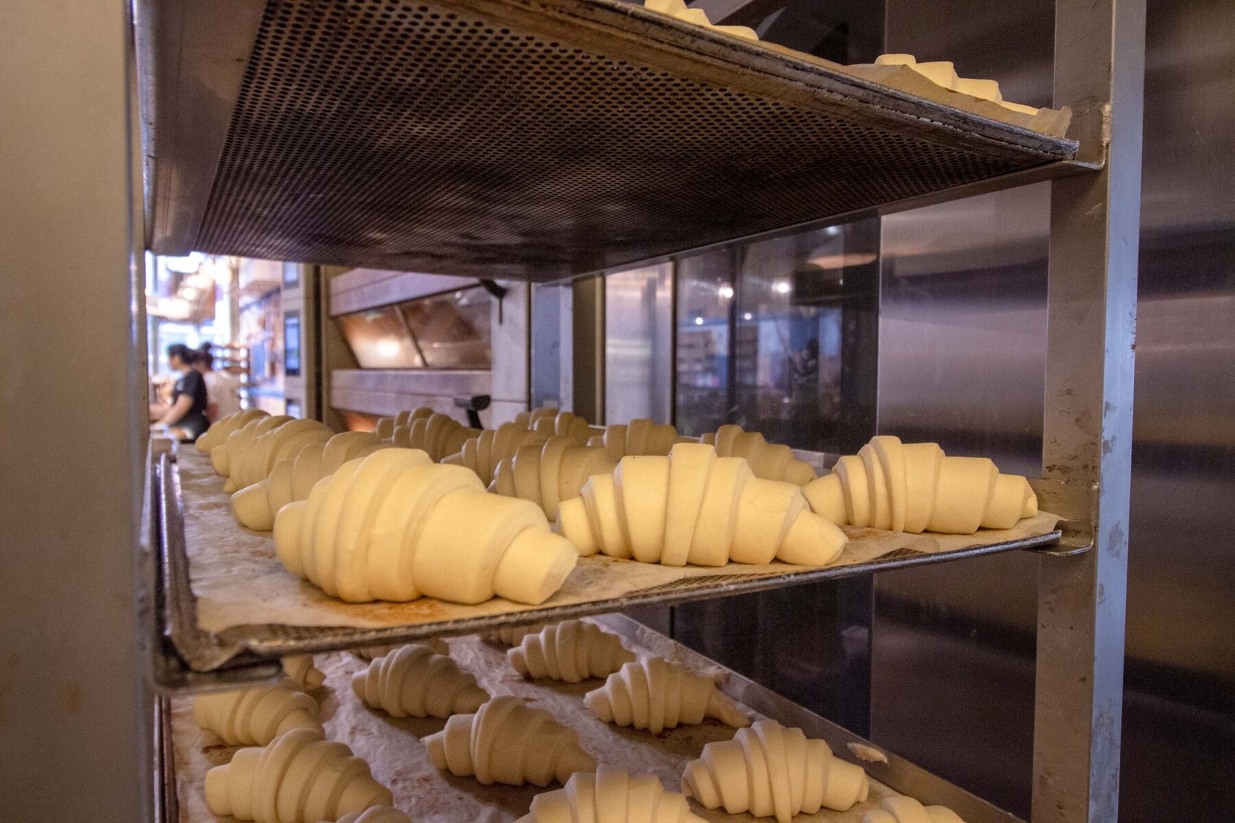 Croissants op bakplaten, klaar voor de oven