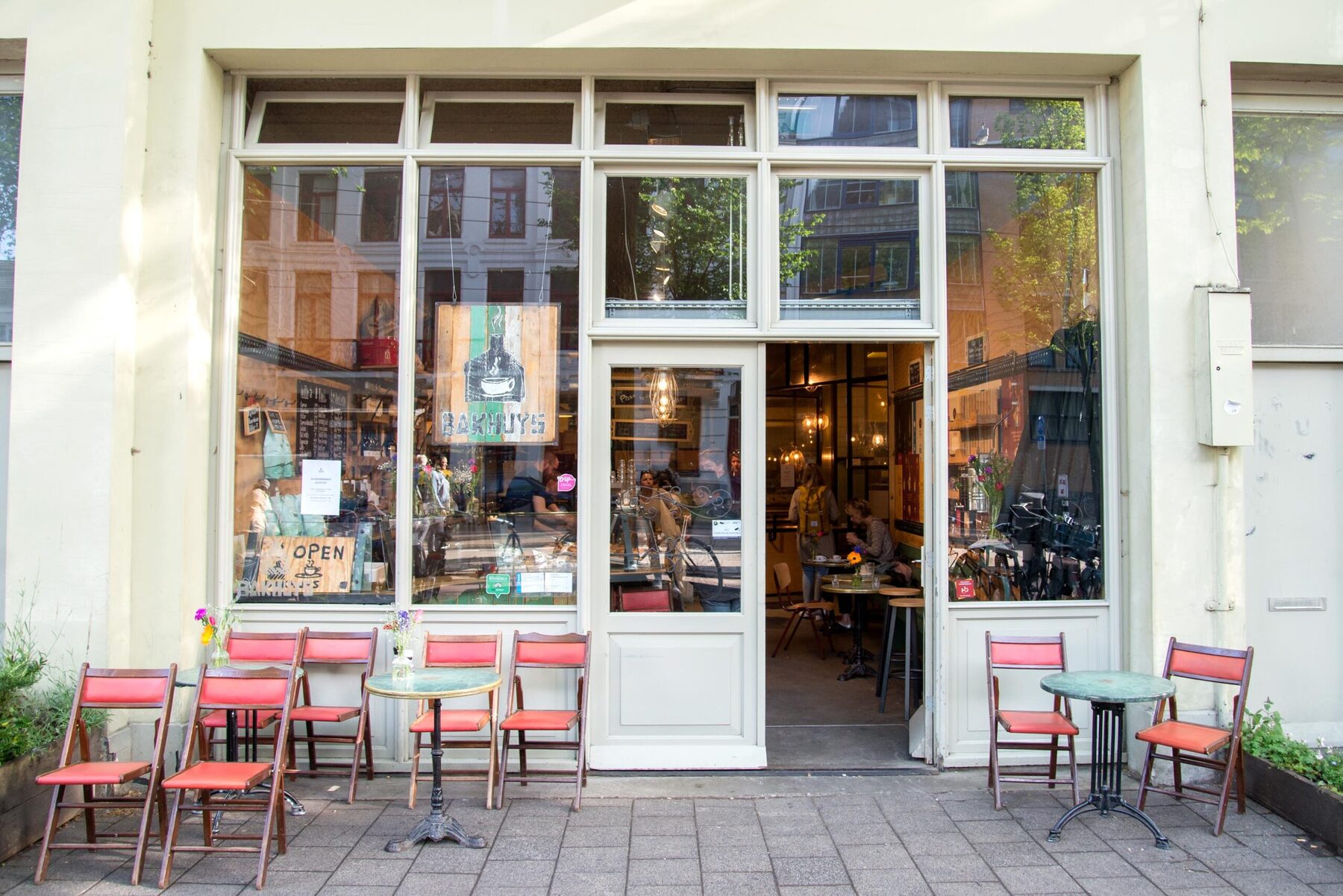 De gevel van Bakhuys aan de Sarphatistraat