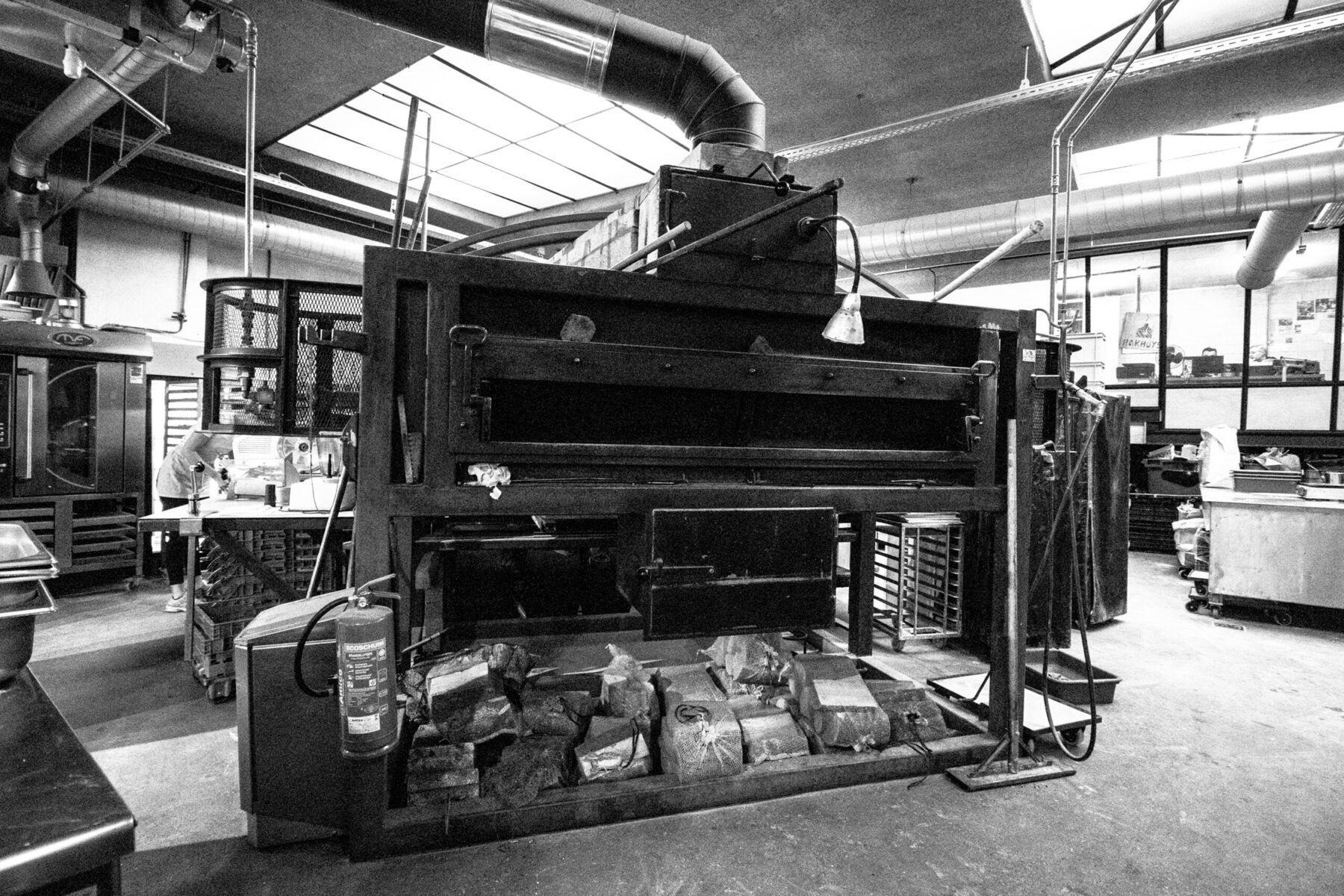 De houtoven in de bakkerij, zwart-wit