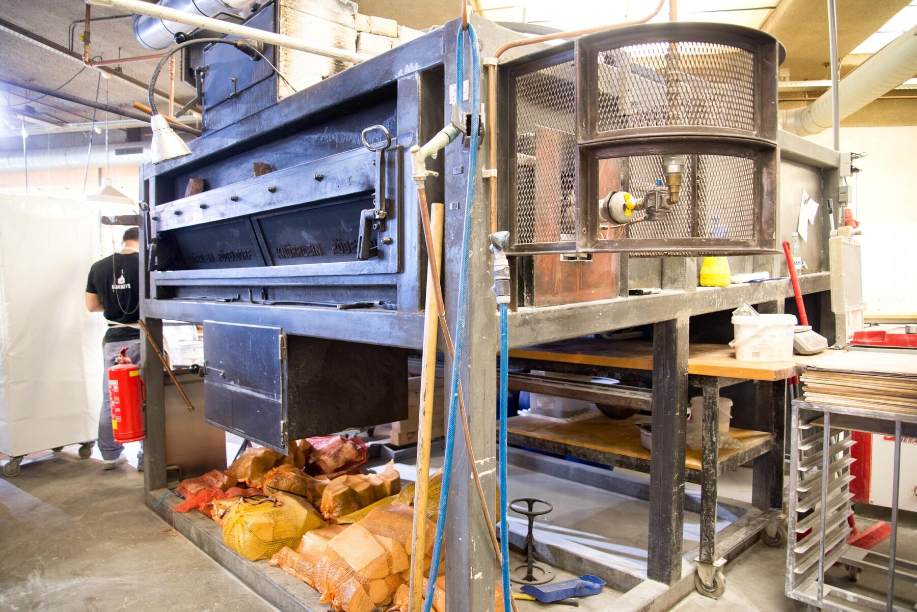 De stenen houtoven met vers gebakken viennoiserie