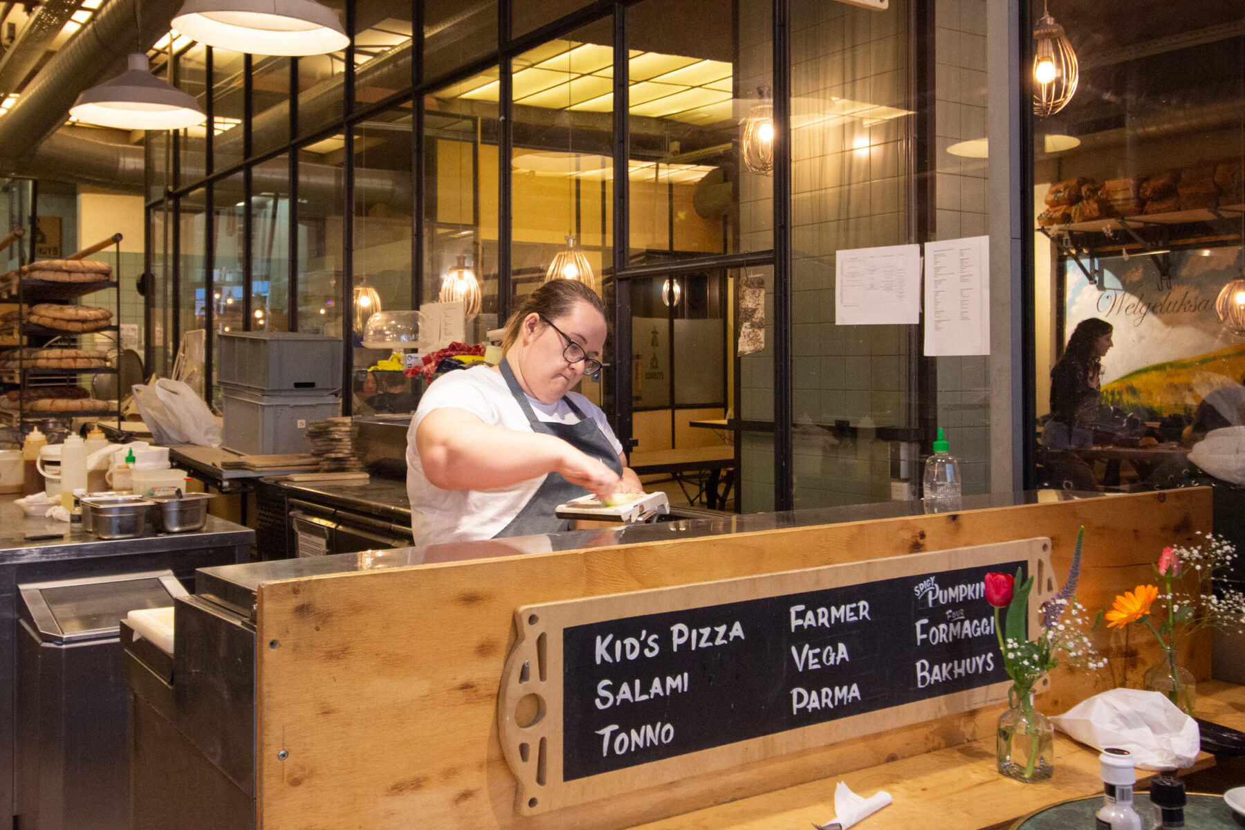De open keuken met het pizzabord