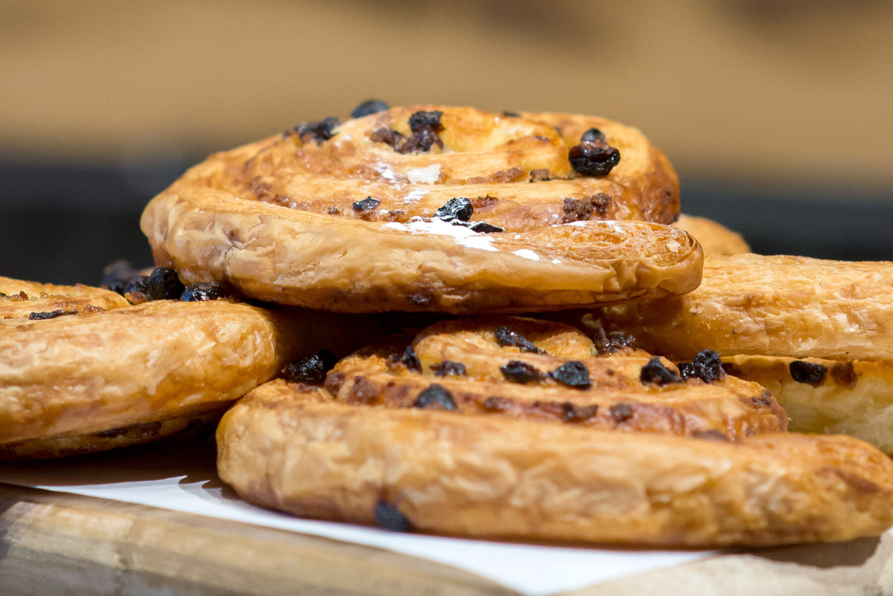 Koeken met rozijnen, vers uit de oven