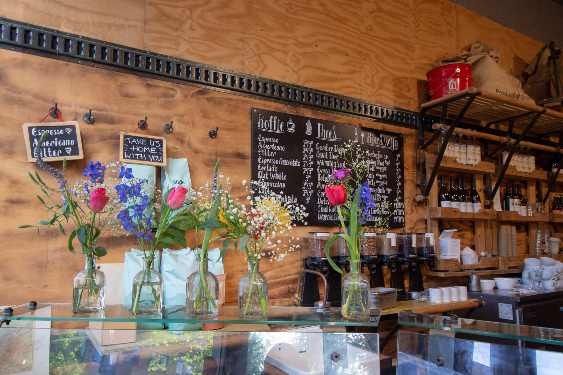 De toonbank met verse bloemen en het krijtbord