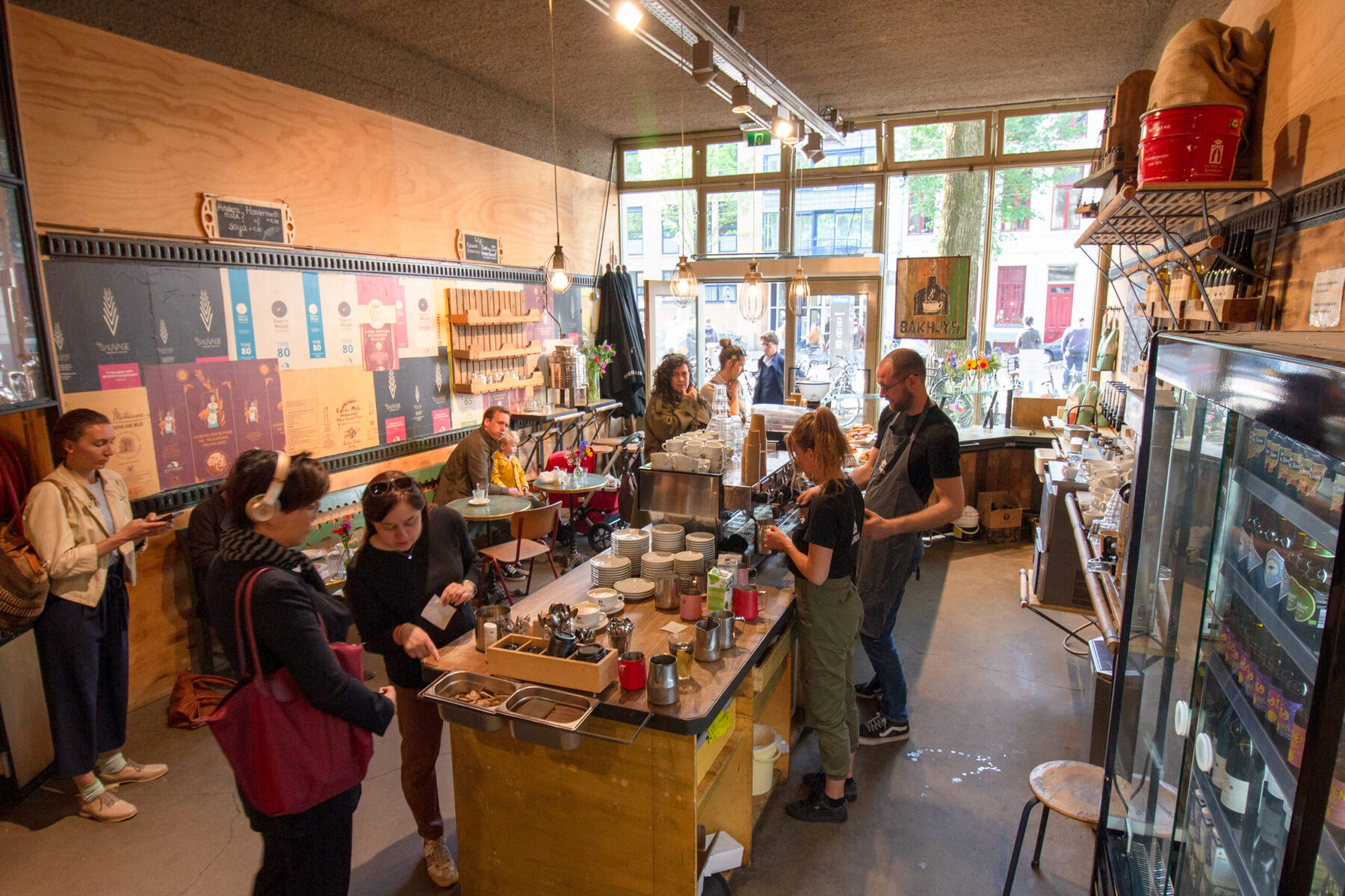 Gasten en medewerkers rond de koffiebar