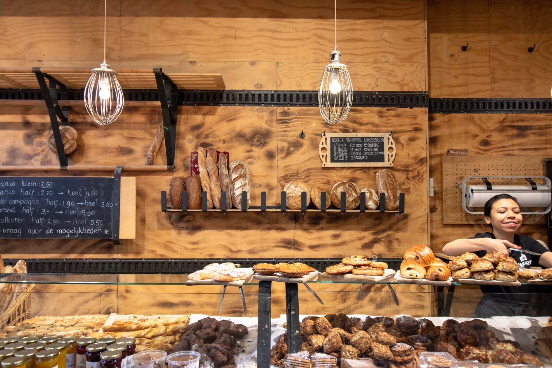 De vitrine met patisserie en brood